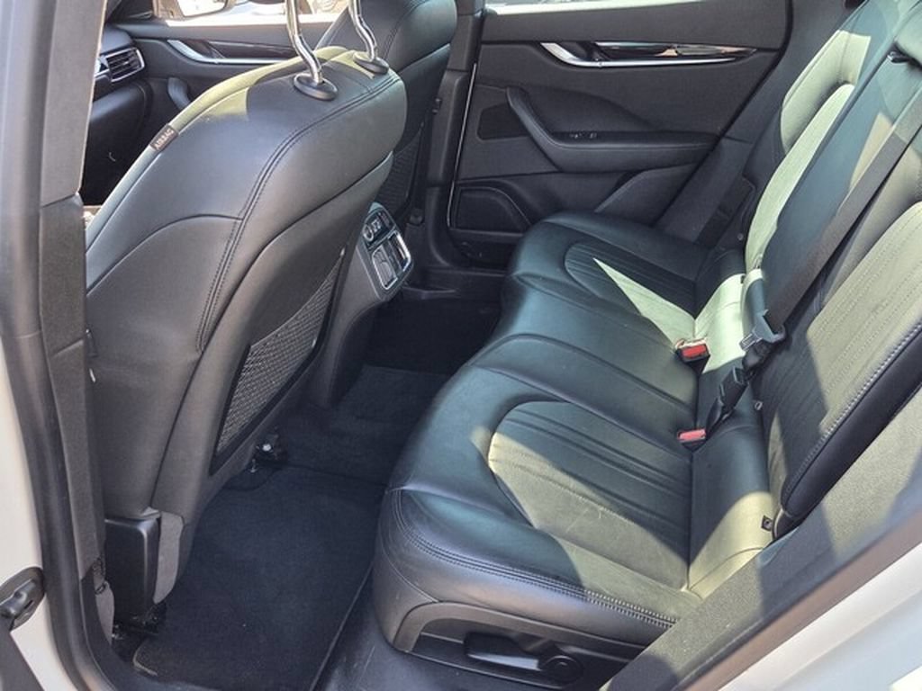 Used 2020 Maserati Levante AWD/4WD image 4