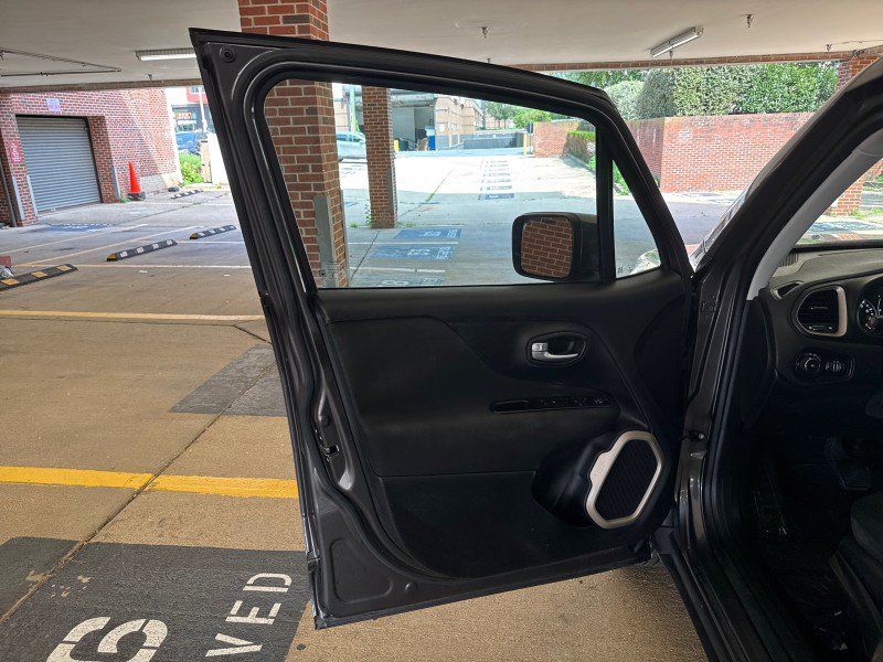 Used 2017 Jeep Renegade Latitude AWD/4WD image 8
