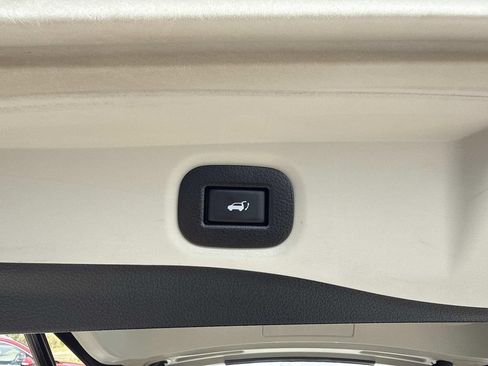 Used 2018 Nissan Rogue SV w/ Premium Package FWD image 12