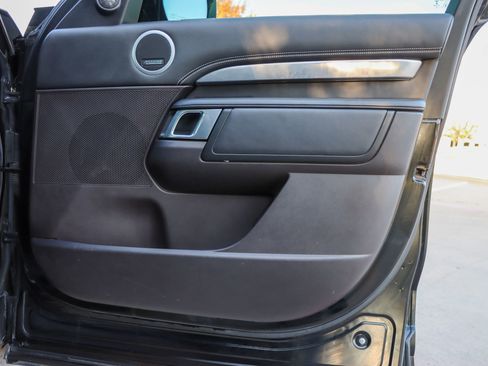 Used 2017 Land Rover Discovery First Edition image 10