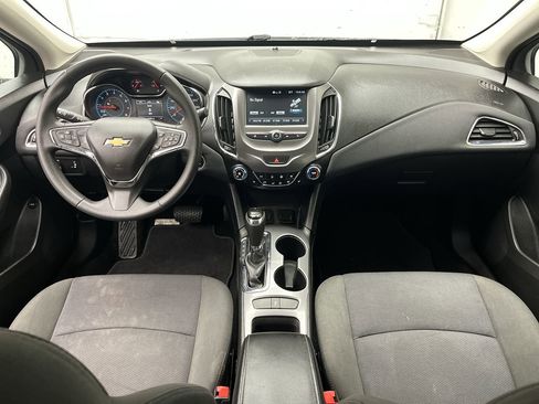 Used 2017 Chevrolet Cruze LT w/ Convenience Package image 4