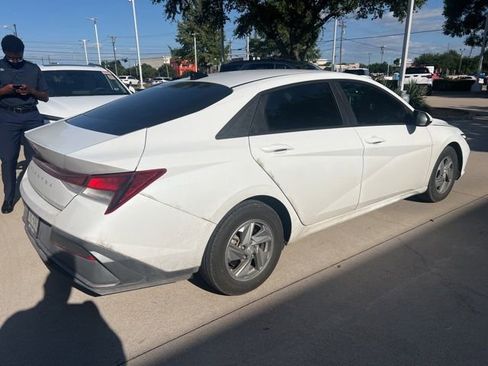 Certified 2024 Hyundai Elantra SE FWD image 9