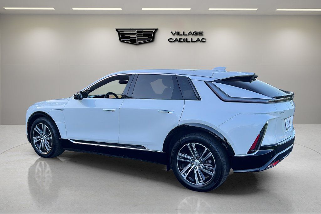 Used 2025 Cadillac Lyriq Luxury RWD image 3