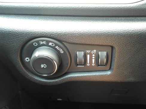 Used 2025 Chrysler Pacifica Select image 38