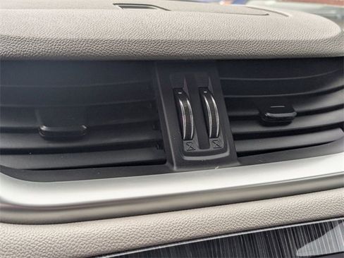 Used 2017 Chevrolet Traverse LT image 22