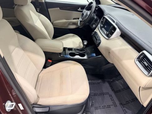 Used 2019 Kia Sorento AWD V6 image 48