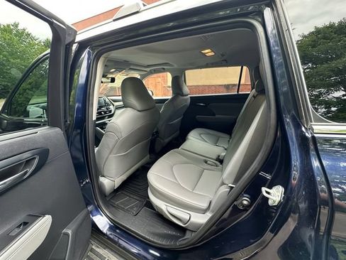 Used 2020 Toyota Highlander XLE FWD image 19