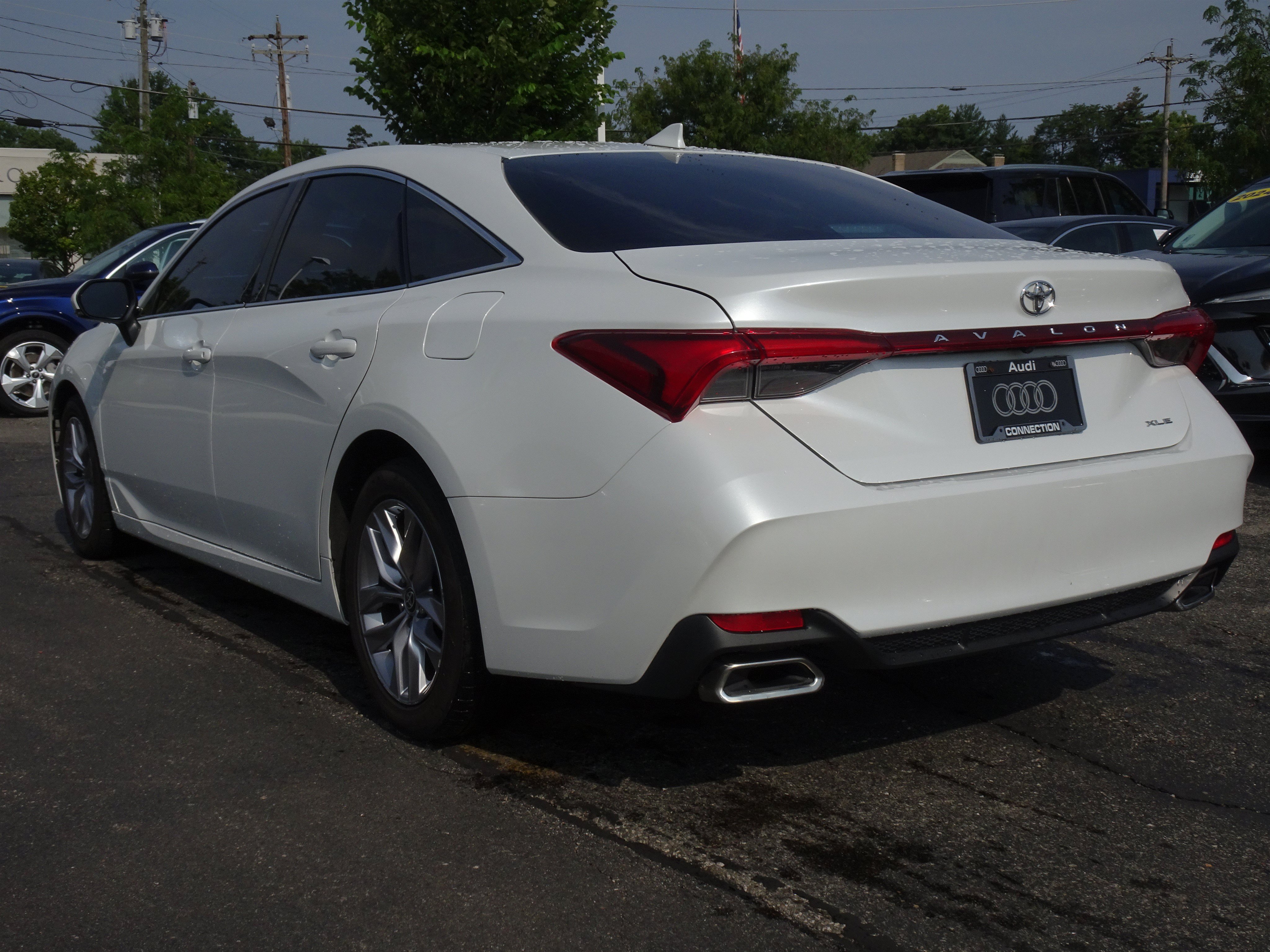 Used 2021 Toyota Avalon XLE w/ Moonroof Package FWD image 3