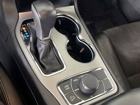 Used 2022 Jeep Grand Cherokee Laredo X image 17