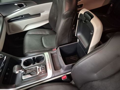 Used 2022 Kia Carnival LX image 36