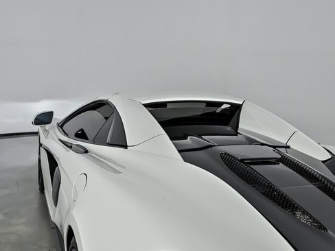 Used 2020 McLaren 570S Spider image 18