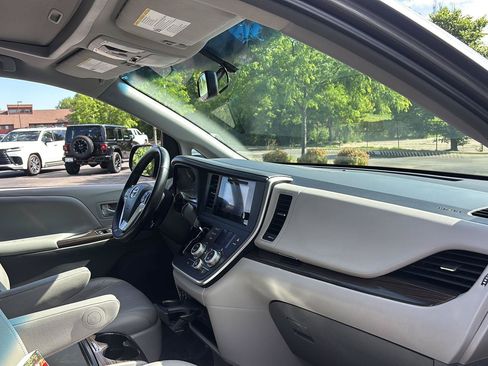 Used 2015 Toyota Sienna XLE AWD/4WD image 17
