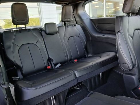 New 2027 Chrysler Pacifica Select AWD/4WD image 20