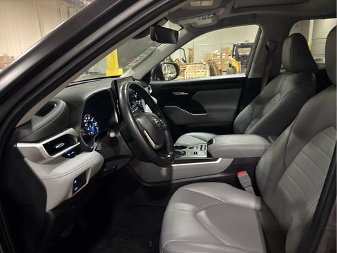 Used 2022 Toyota Highlander XLE AWD/4WD image 7