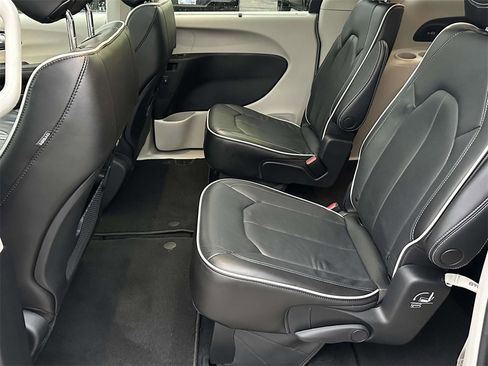 Used 2023 Chrysler Pacifica Limited image 13