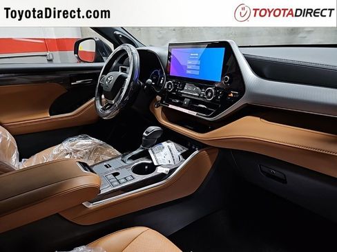 New 2026 Toyota Highlander Platinum image 24