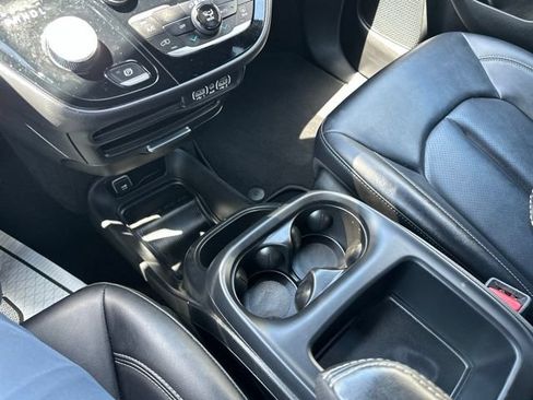 Certified 2025 Chrysler Pacifica Select FWD image 21