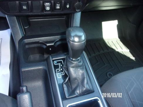 Used 2018 Toyota Tacoma TRD Sport AWD/4WD image 25