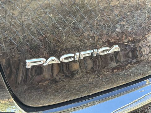 Used 2024 Chrysler Pacifica Touring-L image 6