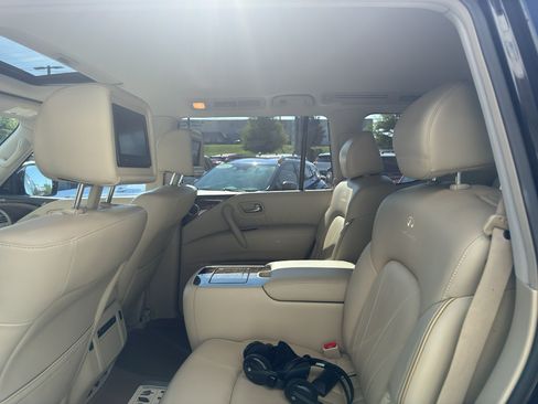 Used 2014 INFINITI QX80 4WD w/ Deluxe Touring Package image 10