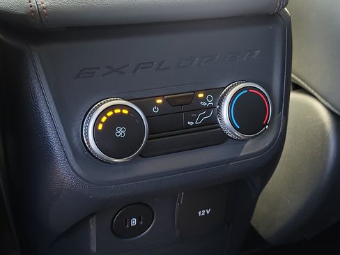 Used 2025 Ford Explorer Active w/ Active Comfort Package image 19