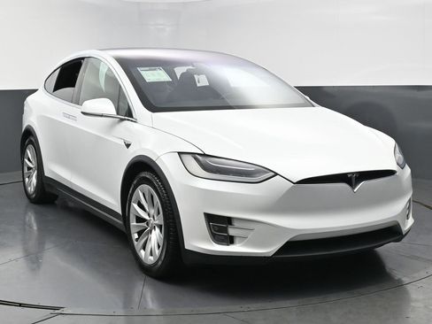 Used 2019 Tesla Model X 100D image 2