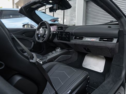 Used 2023 Maserati MC20 Spyder image 2