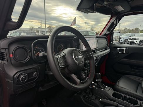 Used 2024 Jeep Gladiator Rubicon w/ Technology Group image 10