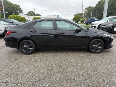 Used 2023 Hyundai Elantra SEL w/ Winter Weather Package FWD image 4