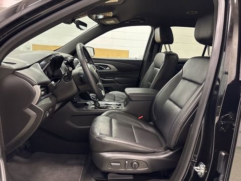 Used 2023 Chevrolet Traverse LT w/ Rear Camera Mirror Package image 15