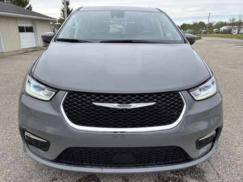 Used 2023 Chrysler Pacifica Touring-L FWD image 13