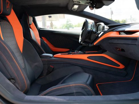 Used 2024 Lamborghini Revuelto AWD/4WD image 19