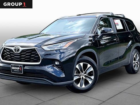 Used 2023 Toyota Highlander XLE AWD/4WD image 1