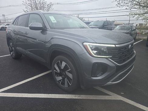 Used 2024 Volkswagen Atlas Cross Sport SE FWD image 3
