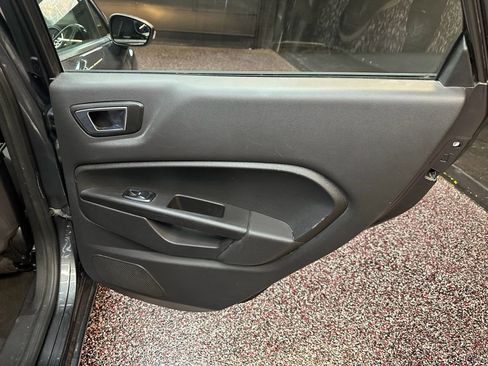 Used 2015 Ford Fiesta SE image 3