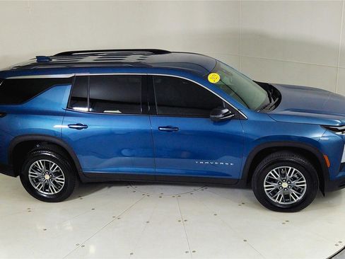 Used 2025 Chevrolet Traverse LT w/ Driver Confidence Package image 23