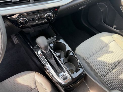 Used 2025 Chevrolet Trax LT image 39