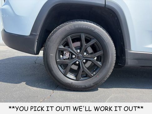 Used 2025 Jeep Grand Cherokee Altitude AWD/4WD image 7