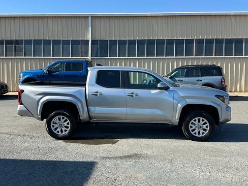 Used 2024 Toyota Tacoma SR5 AWD/4WD image 10