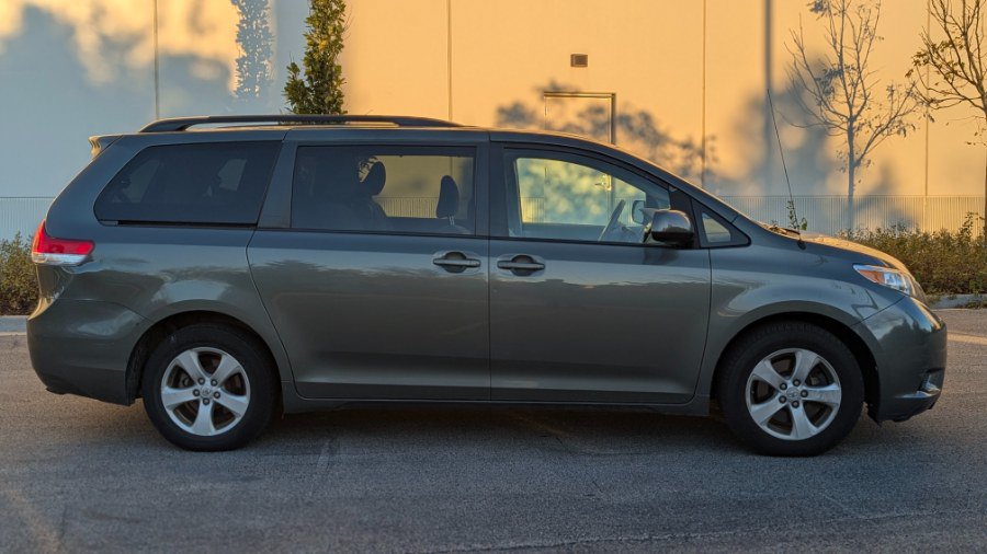 Used 2013 Toyota Sienna LE FWD image 2