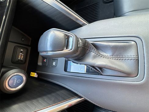 Used 2022 Toyota Venza XLE image 31