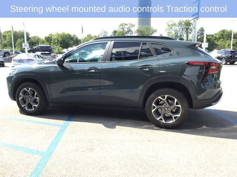 Used 2025 Chevrolet Trax LT FWD image 6