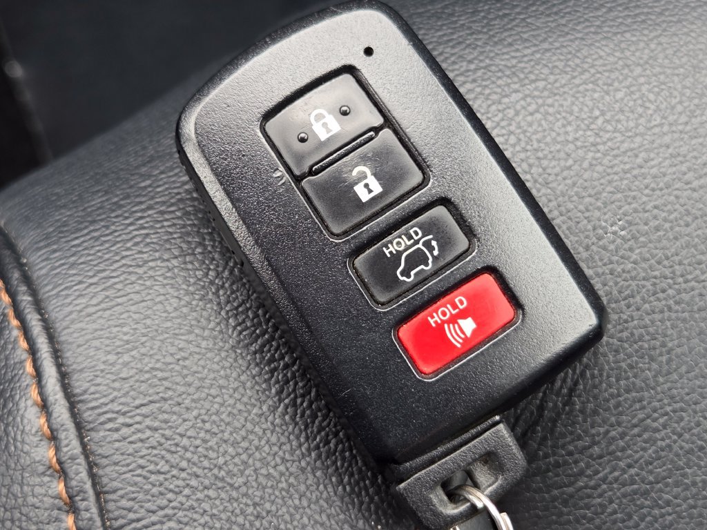 Used 2018 Toyota Highlander XLE AWD/4WD image 40