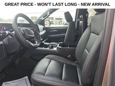 Used 2025 Chevrolet Suburban Z71 image 1