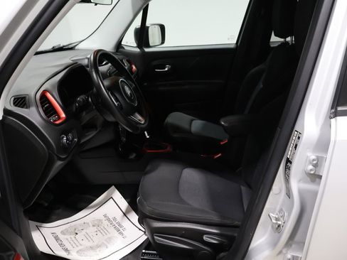 Used 2015 Jeep Renegade Trailhawk image 10
