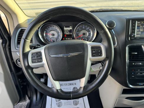 Used 2016 Chrysler Town & Country Touring image 6