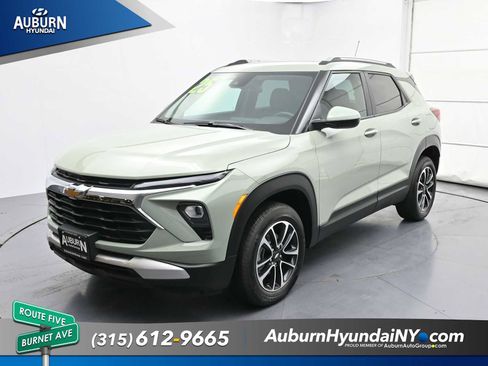 Used 2025 Chevrolet TrailBlazer LT w/ LT Cold Weather Package AWD/4WD image 13
