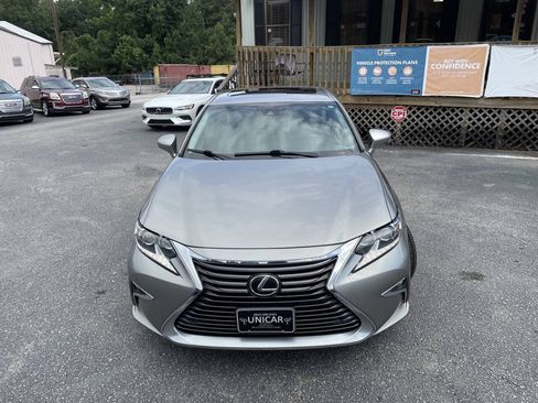 Used 2017 Lexus ES 350 w/ Luxury Package FWD image 2