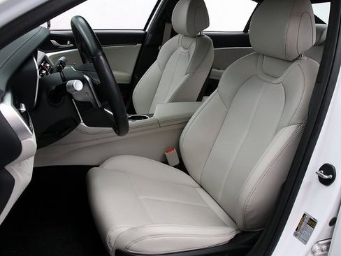 Used 2025 Genesis G70 2.5T image 9