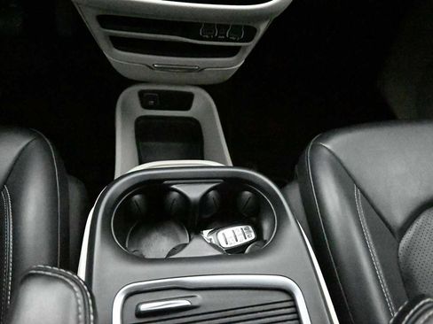 Used 2023 Chrysler Pacifica Touring-L FWD image 23
